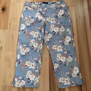 NEW Nine West Women’s Capris jeans.  Size 10.  Flower pattern.